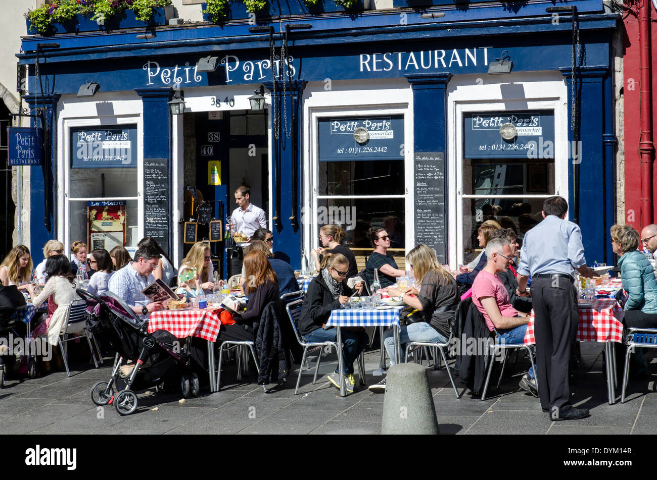 Manger à l'extérieur de la Diners 'Petit Paris' restaurant français dans le quartier de Grassmarket, Édimbourg. Banque D'Images