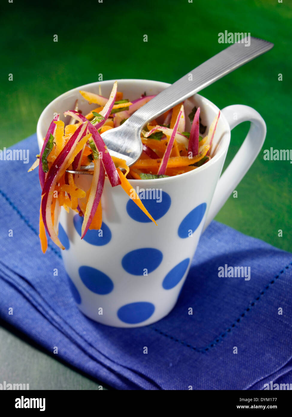 L'Oignon Salade de carottes dans une tasse Banque D'Images