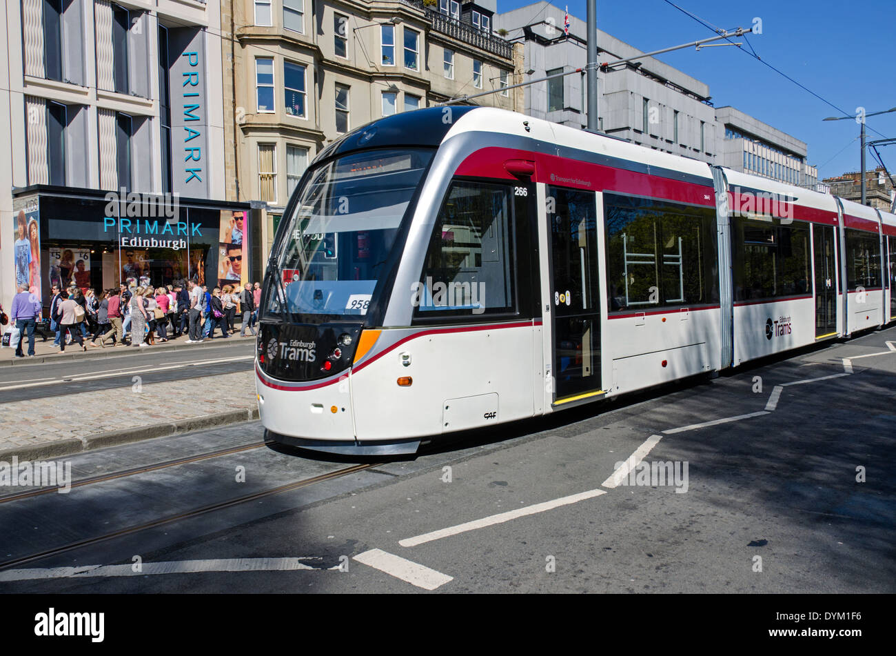 Un tram en cours de test s'exécute sur Princes Street d'Édimbourg, avant le début de service en mai 2014. Banque D'Images