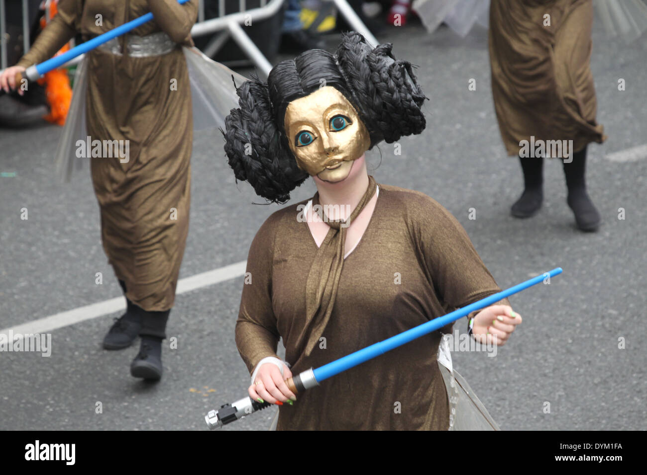 Une femme habillé comme un personnage de la série de films Star Wars à la Saint Patrick's Day Parade dans le centre-ville de Dublin Banque D'Images