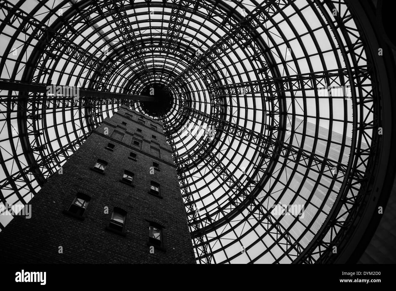 Un regard tourné vers le haut à la Coop's Shot Tower et cône en verre bâtiment central de Melbourne à Melbourne, Victoria, Australie. Banque D'Images