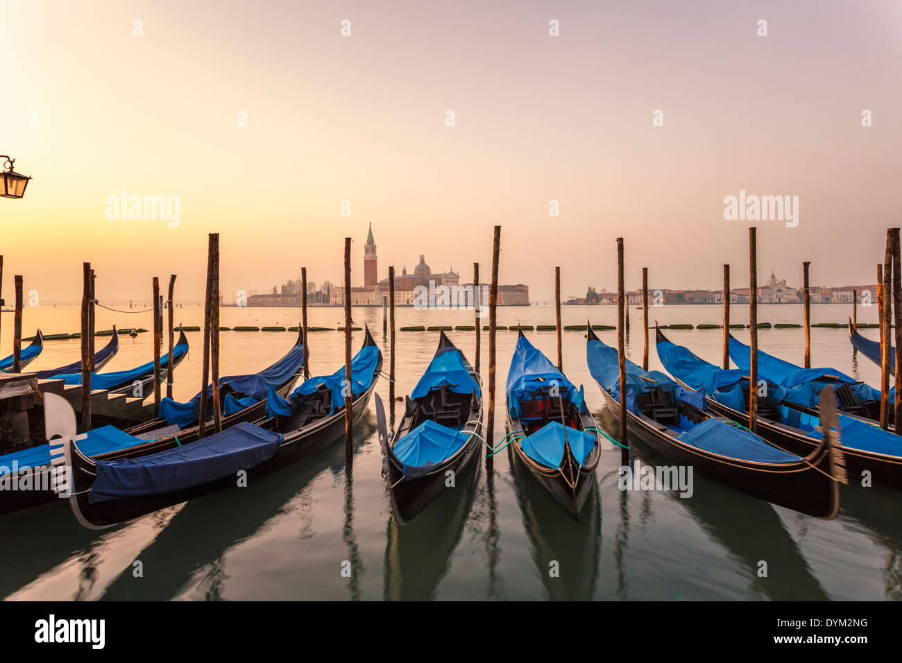 Voir l'aube des gondoles de Piazzetta San Marco à isole de San Giorgio Maggiore, à Venise, l'UNESCO World Heritage Site, Veneto, Banque D'Images