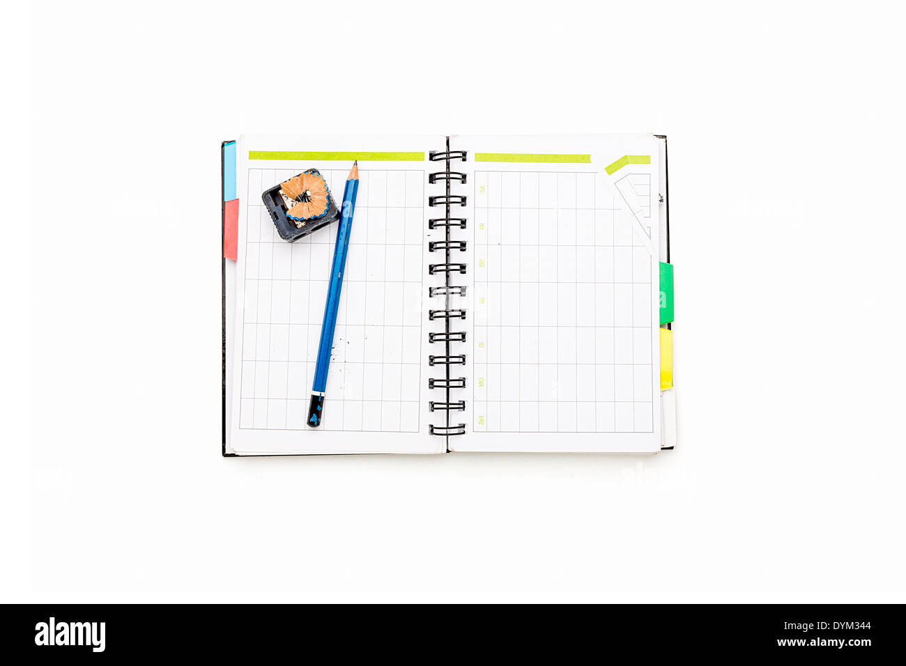 Ouvrir l'annexe avec anneaux et d'un crayon, isolé sur blanc. Banque D'Images