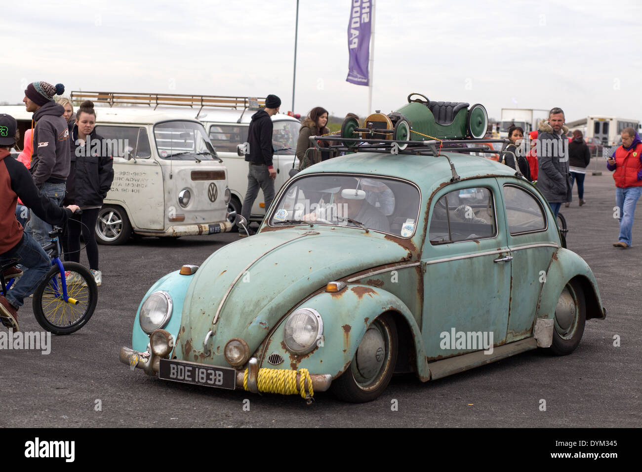 Volkswagen Beetle Rat avec toy voiture de sport sur le toit Banque D'Images
