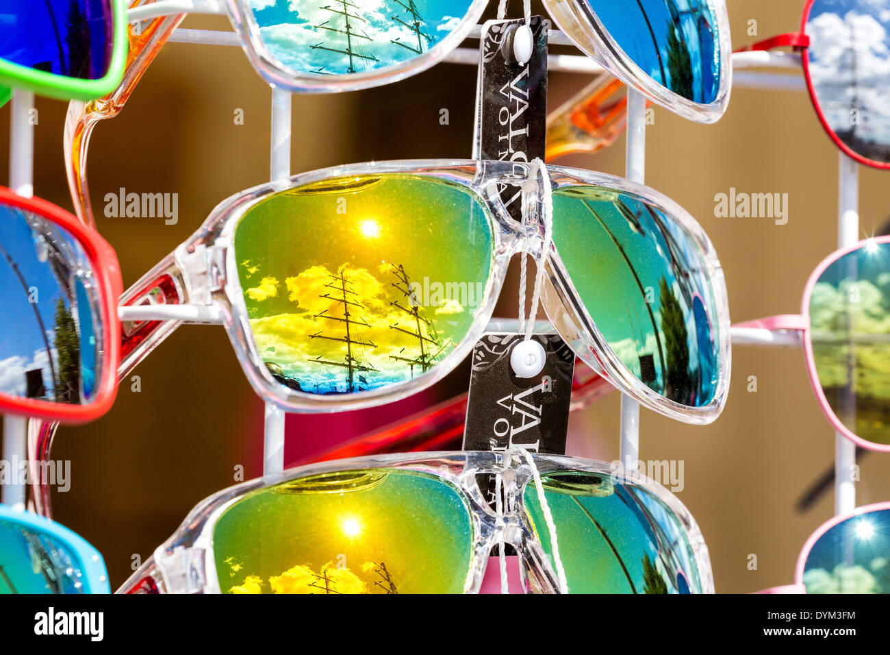 Réflexions sur plusieurs lunettes colorées, de la Finlande, de l'UNION EUROPÉENNE Banque D'Images