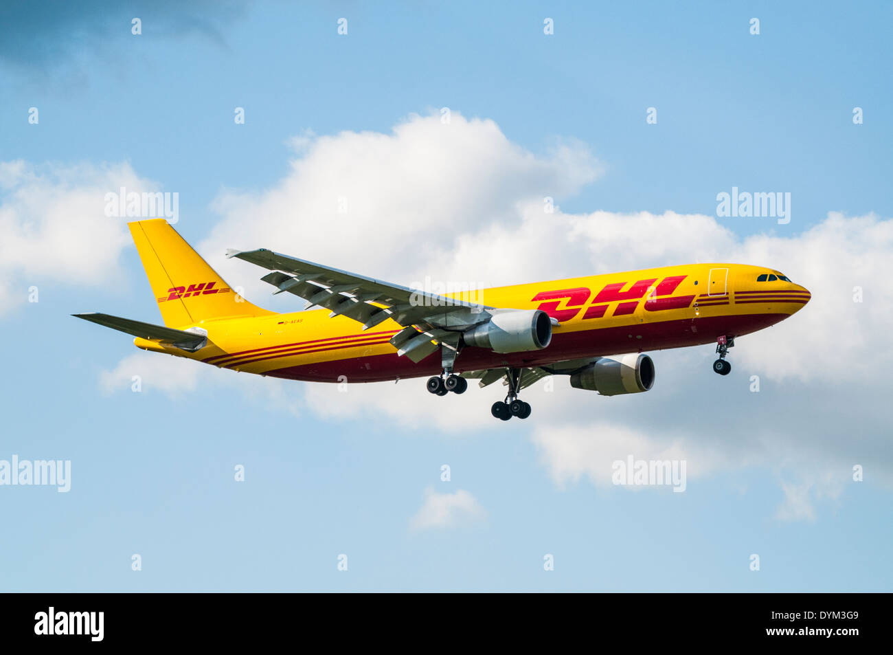 Vue latérale d'un Airbus A300 DHL cargo plane sur l'approche de l'atterrissage avec Banque D'Images