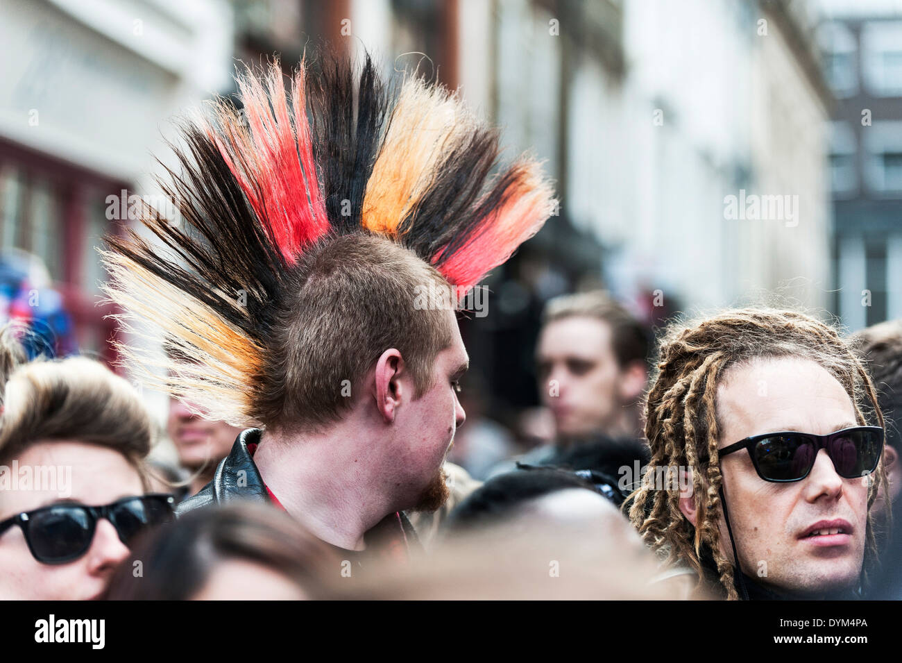 Différentes coiffures dans le public pour le concert de la journée Record Berwick Street. Banque D'Images