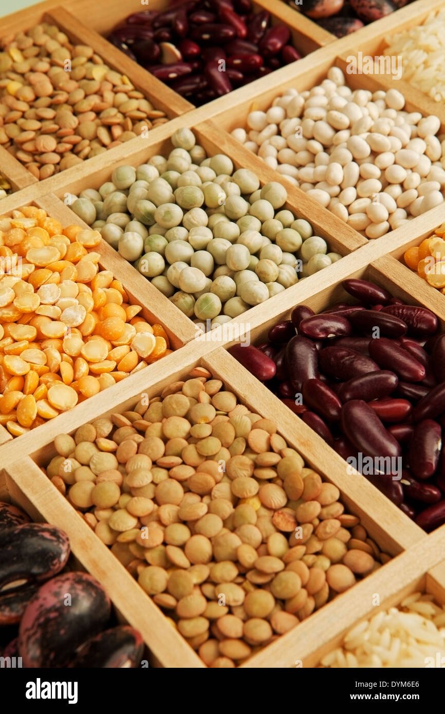 Variation des différents haricots, lentilles et pois en boîte en bois. Banque D'Images