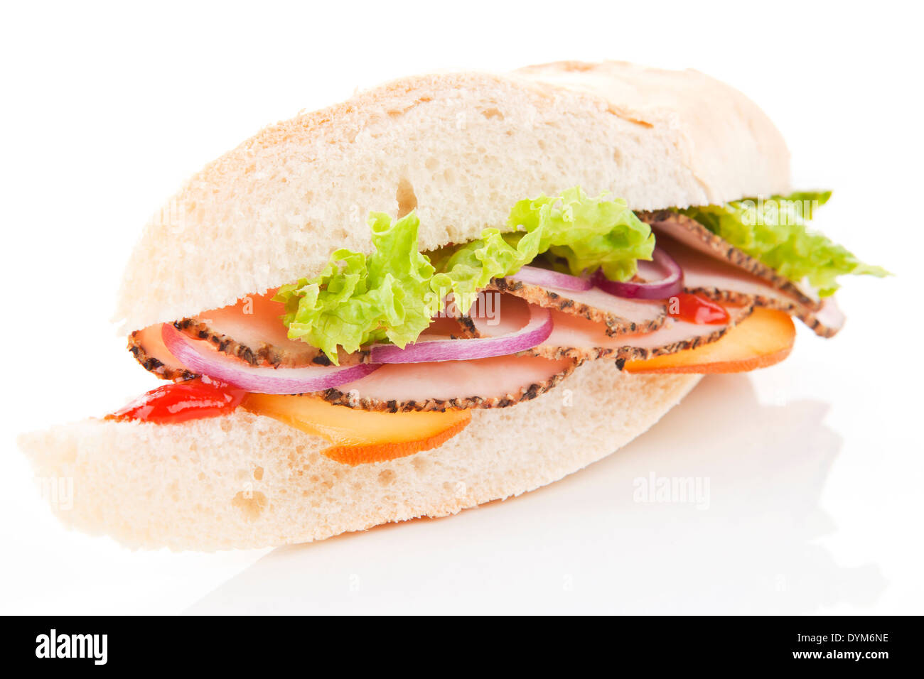 Sandwich au poulet Délicieux jambon de dinde avec des légumes frais, de la salade et d'herbes fraîches fromage chedar sur fond blanc. Banque D'Images