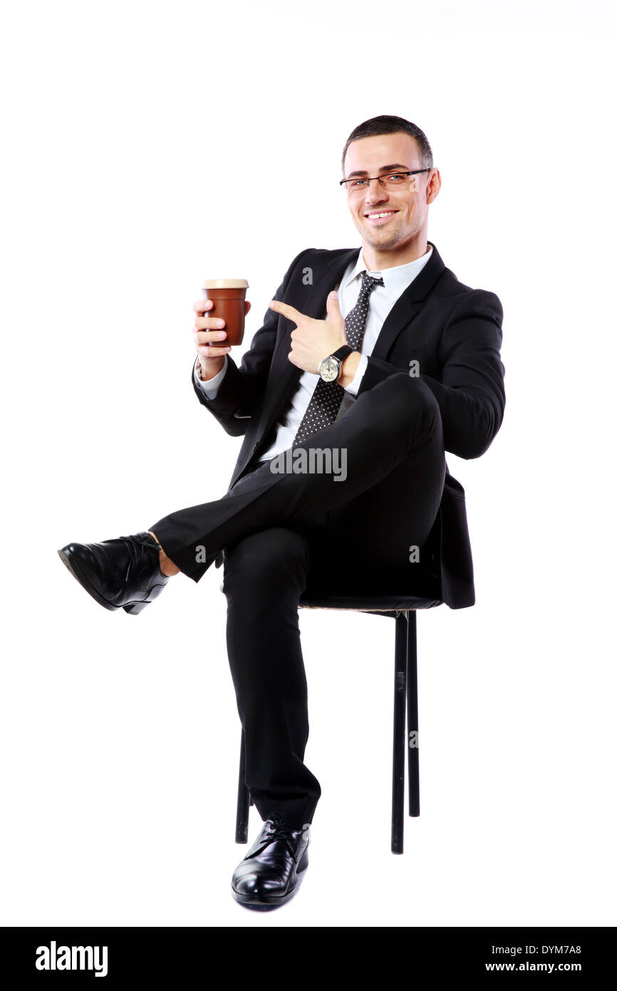 Cheerful businessman sitting avec tasse de café sur fond blanc Banque D'Images