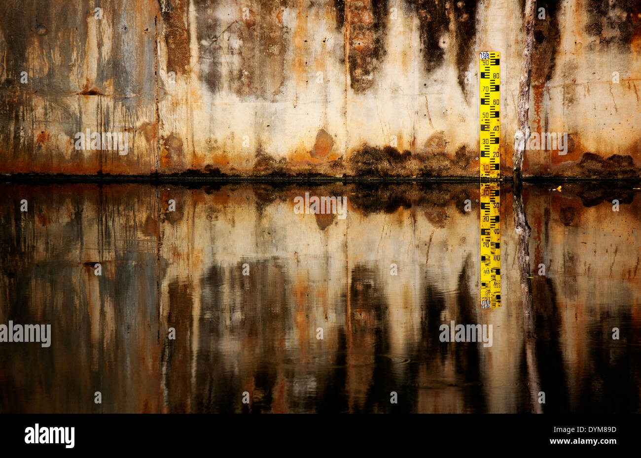 Mesure de niveau d'eau sur l'ancien barrage. Banque D'Images