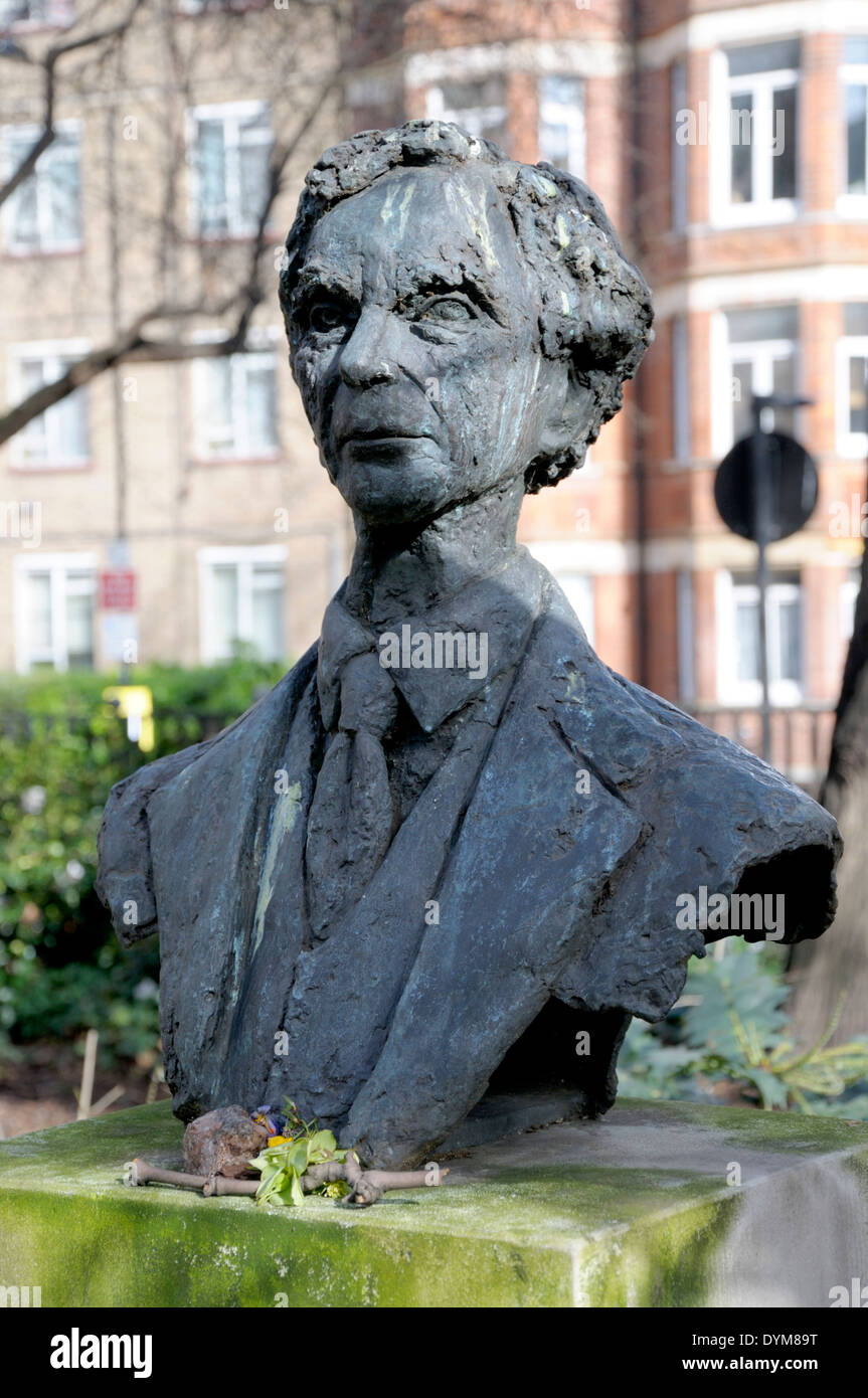 Londres, Angleterre, Royaume-Uni. Buste commémoratif (Marcelle Quinton, 1980) de Bertrand Russell (1872-1970) Philosophe ; dans Red Lion Square Banque D'Images