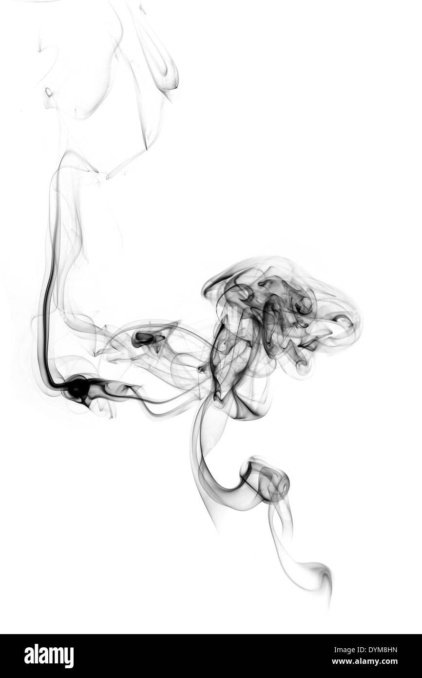 La fumée noir sur blanc isolé. La forme fumée mystique abstraite. Banque D'Images