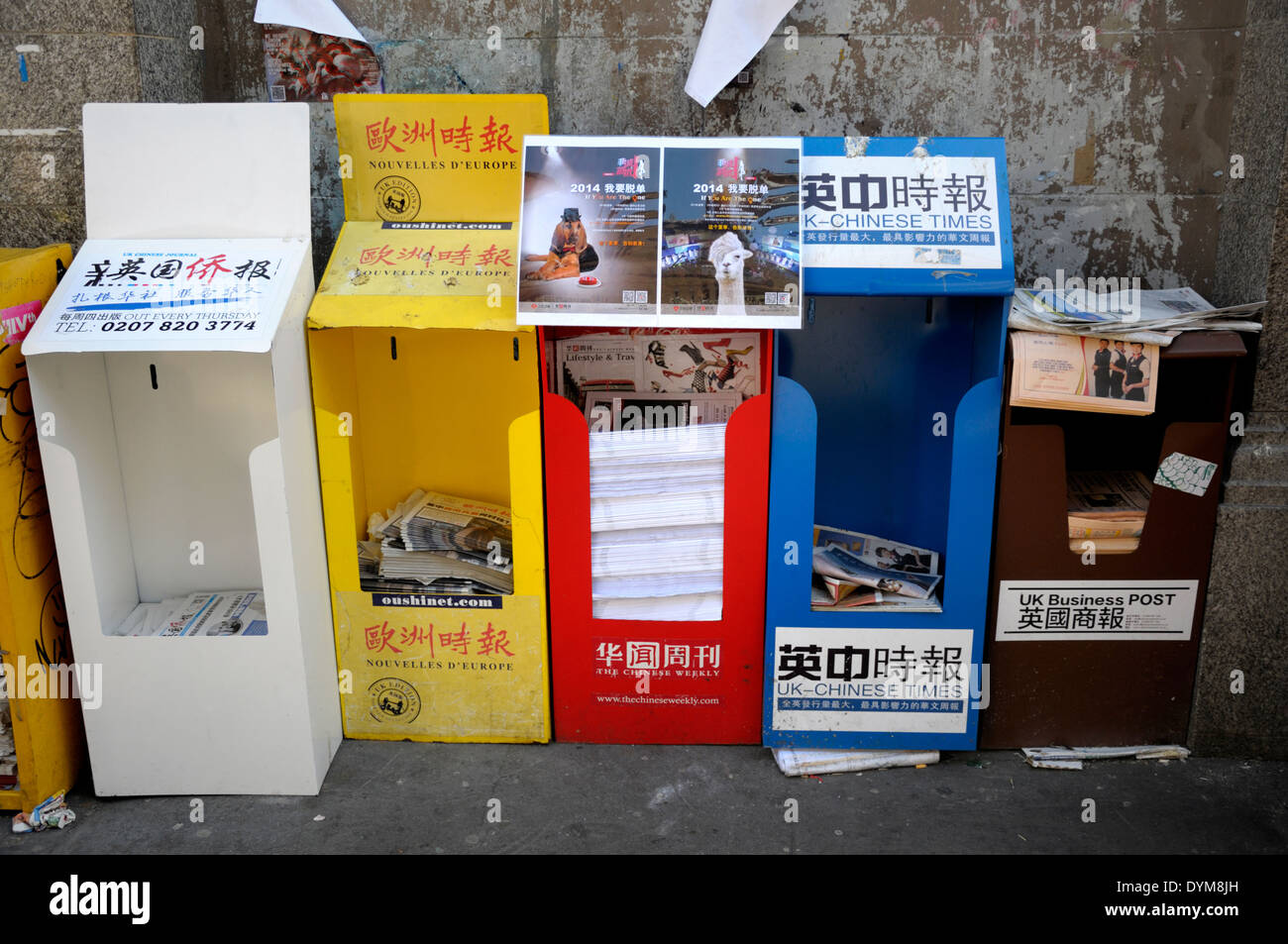 Londres, Angleterre, Royaume-Uni. Articles de journaux chinois dans Gerrard Street, Chinatown Banque D'Images