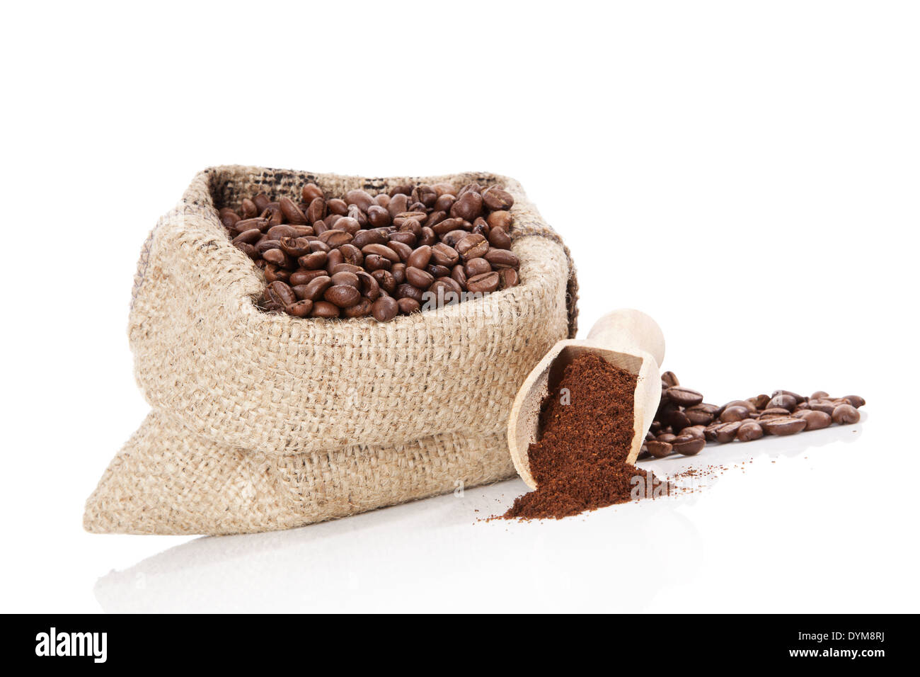 Brown sac de grains de café, café moulu et écope en bois isolé sur fond blanc. Café culinaire nature morte. Banque D'Images