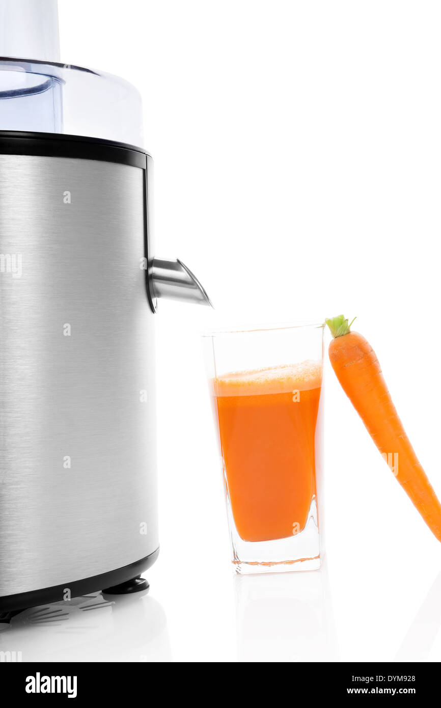 Centrifugeuse avec du jus de carotte et carotte frais isolé sur fond blanc  avec la réflexion. Mode de vie sain, clairsemée minimale Photo Stock - Alamy