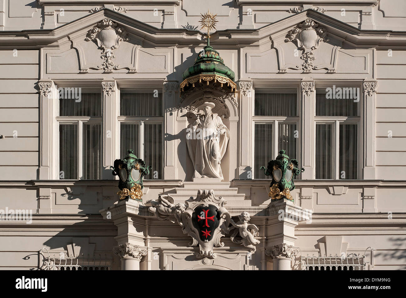 La sculpture avec un baldaquin ou la verrière et une étoile rouge au-dessus du portail d'entrée de l'immeuble de "l'Ordre des Chevaliers chevaleresques Banque D'Images