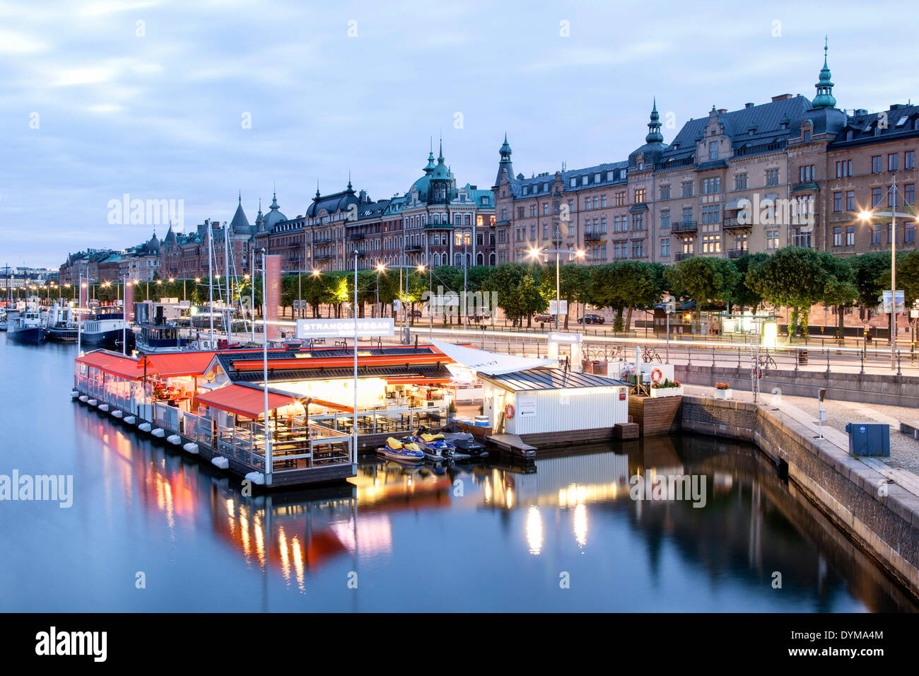 Rue Strandvägen, prestigieux édifices résidentiels et commerciaux, waterfront, Östermalm, Stockholm, Stockholm County ou Banque D'Images