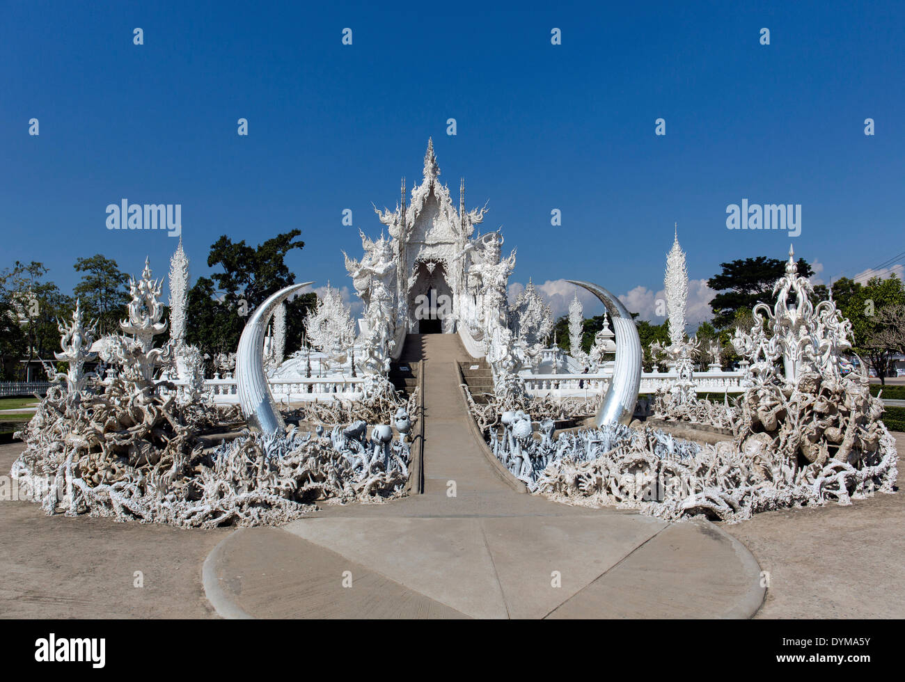 L'inscription de l'enfer, suppliant les mains sur l'escalier à l'entrée du Wat Rong Khun, Temple blanc, par l'architecte Chalermchai Banque D'Images