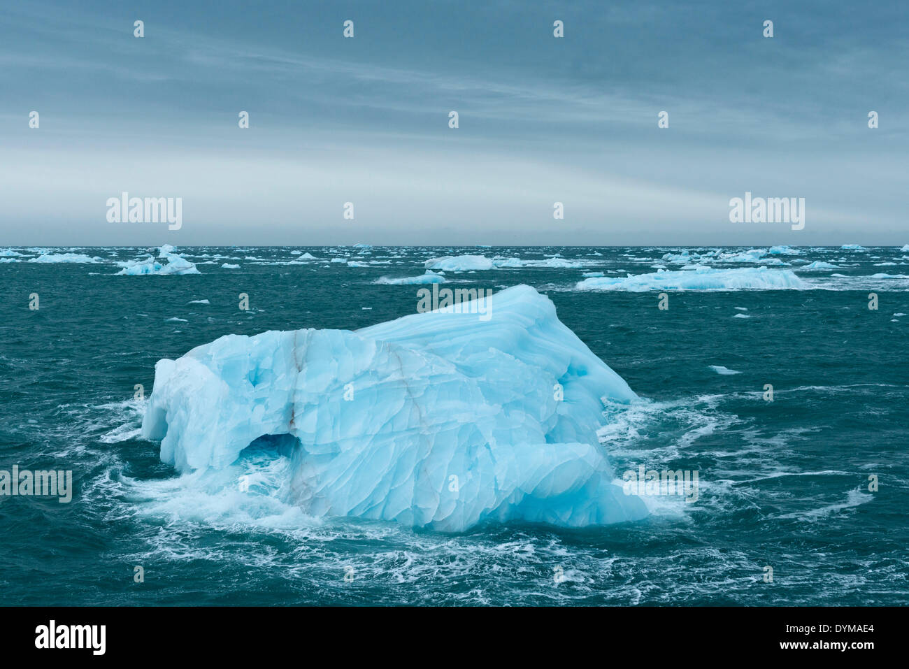 Les icebergs flottant sur la mer au large de Nordaustlandet, archipel du Svalbard, Svalbard et Jan Mayen (Norvège) Banque D'Images