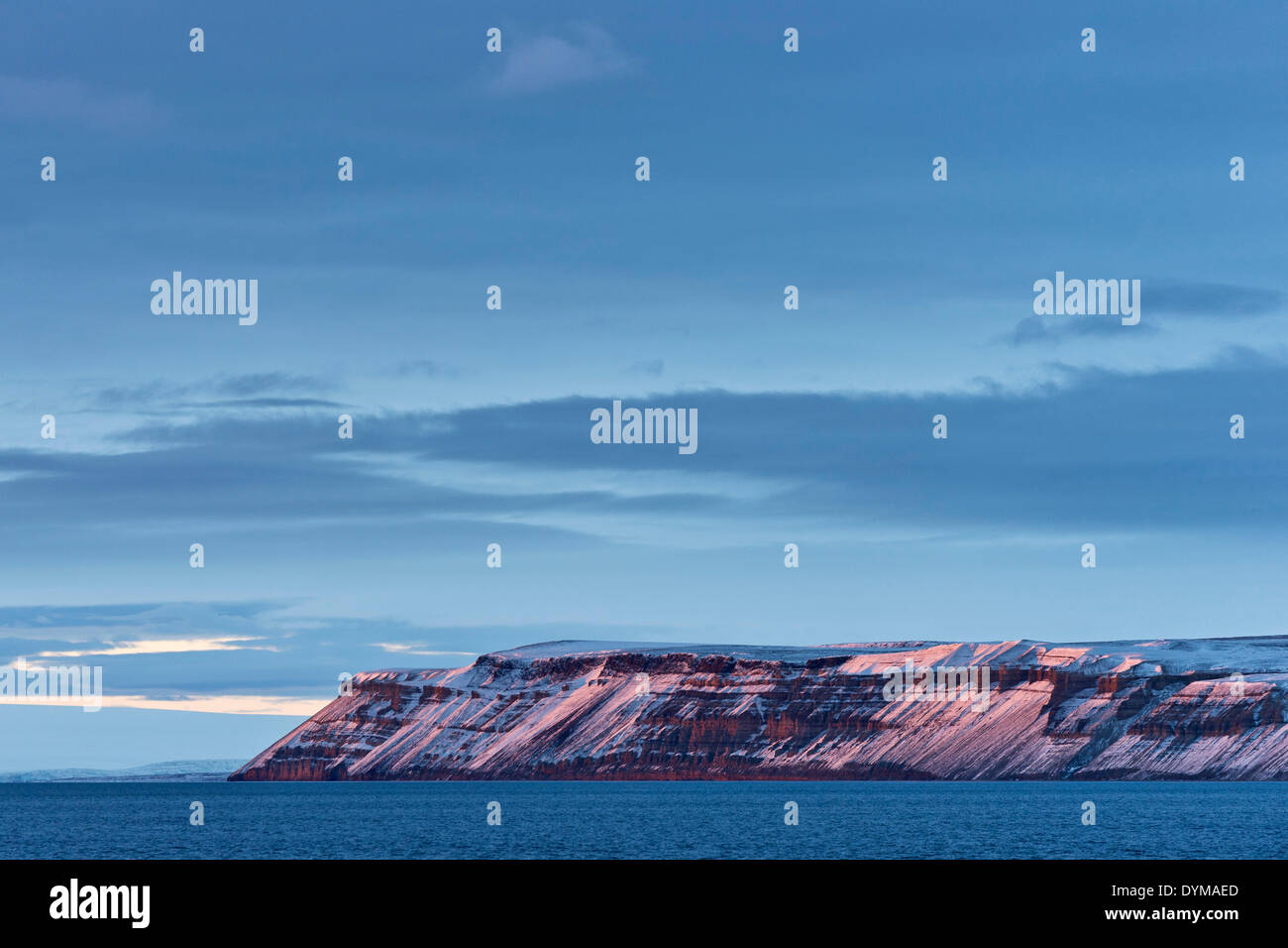 Montagnes abruptes, dans la lumière du soir, l'Hinlopenstretet, archipel du Svalbard, Svalbard et Jan Mayen (Norvège) Banque D'Images Montagnes abruptes, dans la lumière du soir, l'Hinlopenstretet, archipel du Svalbard, Svalbard et Jan Mayen (Norvège) Banque D'Images