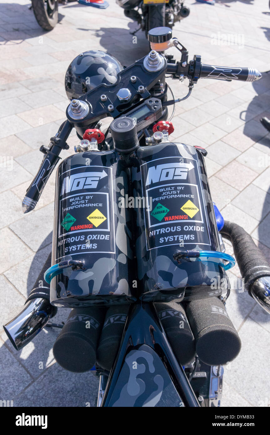 L'oxyde nitreux réservoirs montés sur une moto performance Banque D'Images
