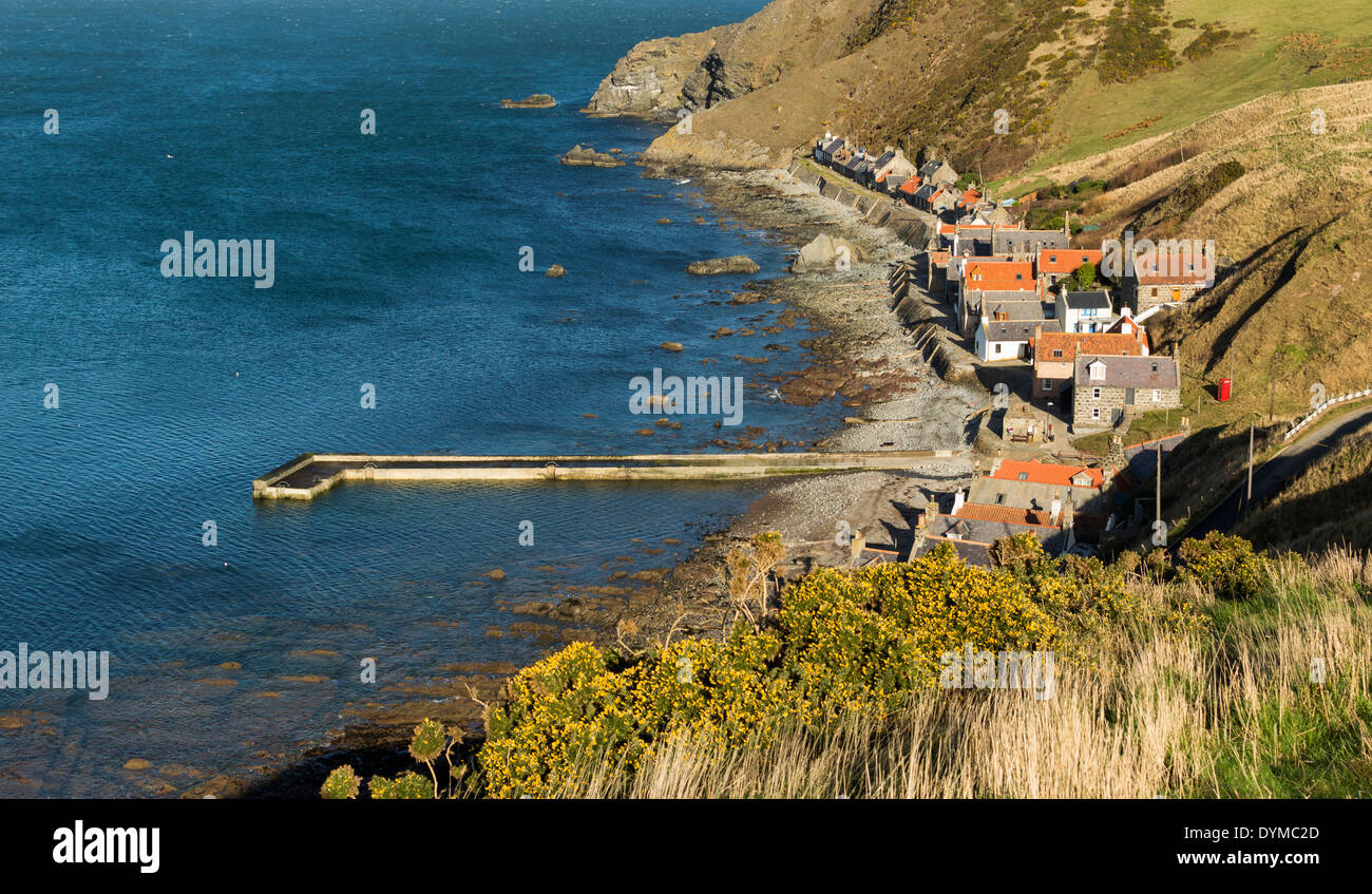 VILLAGE CROVIE ABERDEENSHIRE COAST ECOSSE ET RÉNOVÉ PIER Banque D'Images