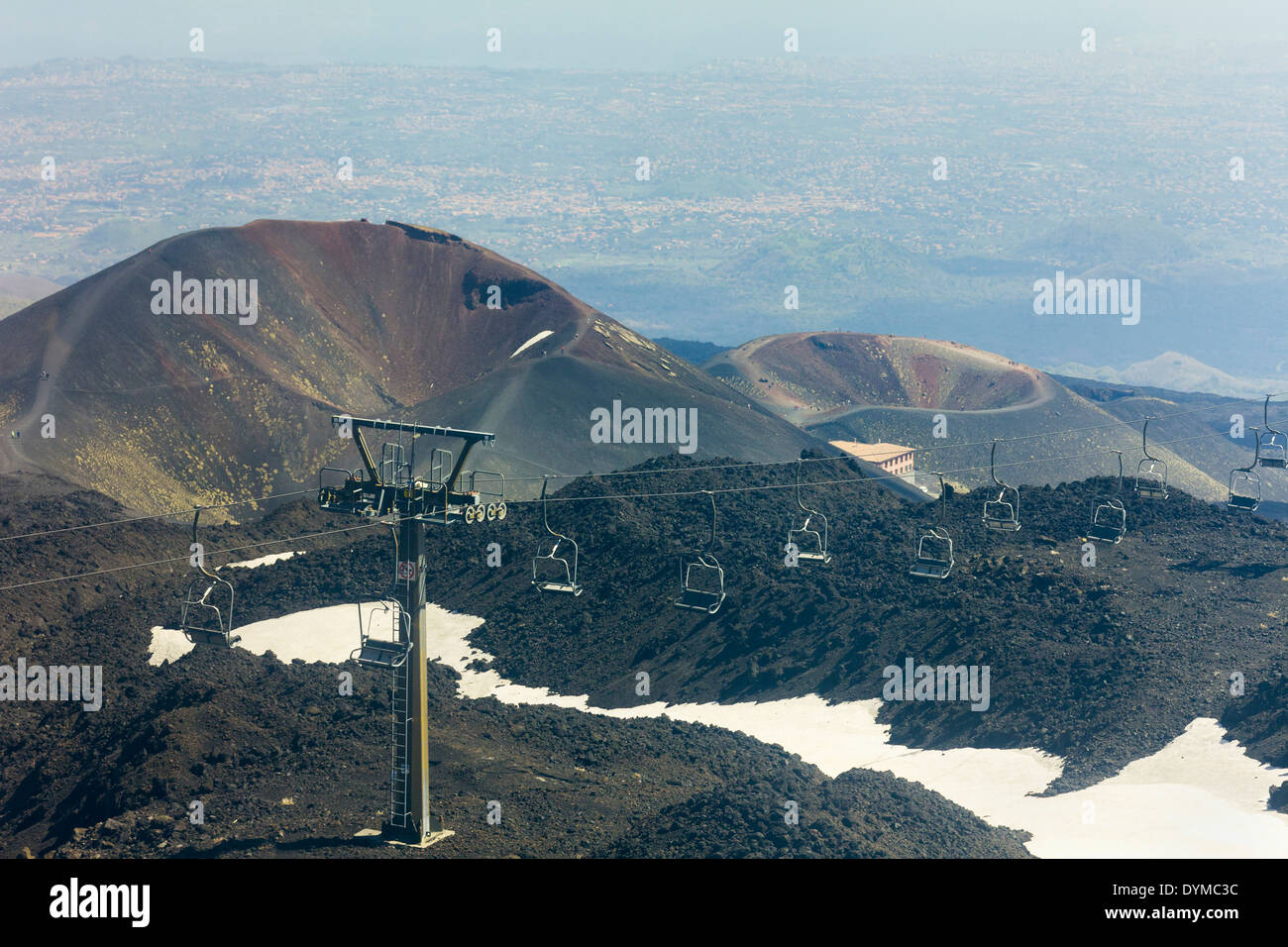 Téléski et des cratères entre le parking et le sommet de l'Etna volcan nt 3350m ; le mont Etna, Province de Catane, Sicile, Italie Banque D'Images