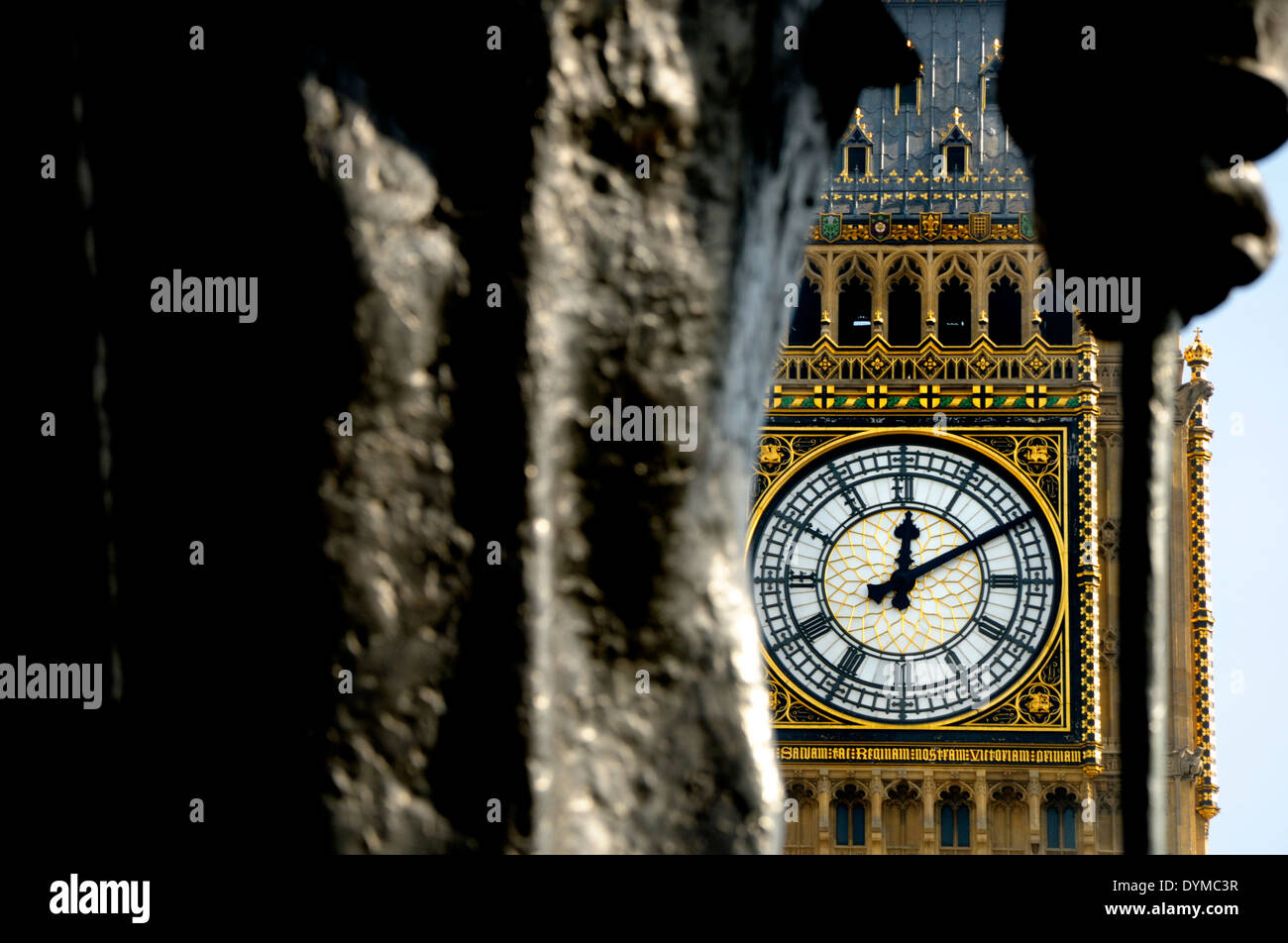 Londres, Angleterre, Royaume-Uni. Statue (1973 ; Ivor Roberts-Jones) de Sir Winston Churchill (1874-1965) à la place du Parlement. Big Ben Banque D'Images