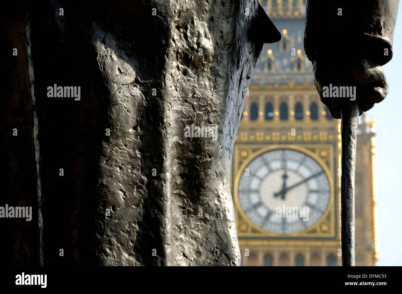 Londres, Angleterre, Royaume-Uni. Statue (1973 ; Ivor Roberts-Jones) de Sir Winston Churchill (1874-1965) à la place du Parlement. Big Ben Banque D'Images