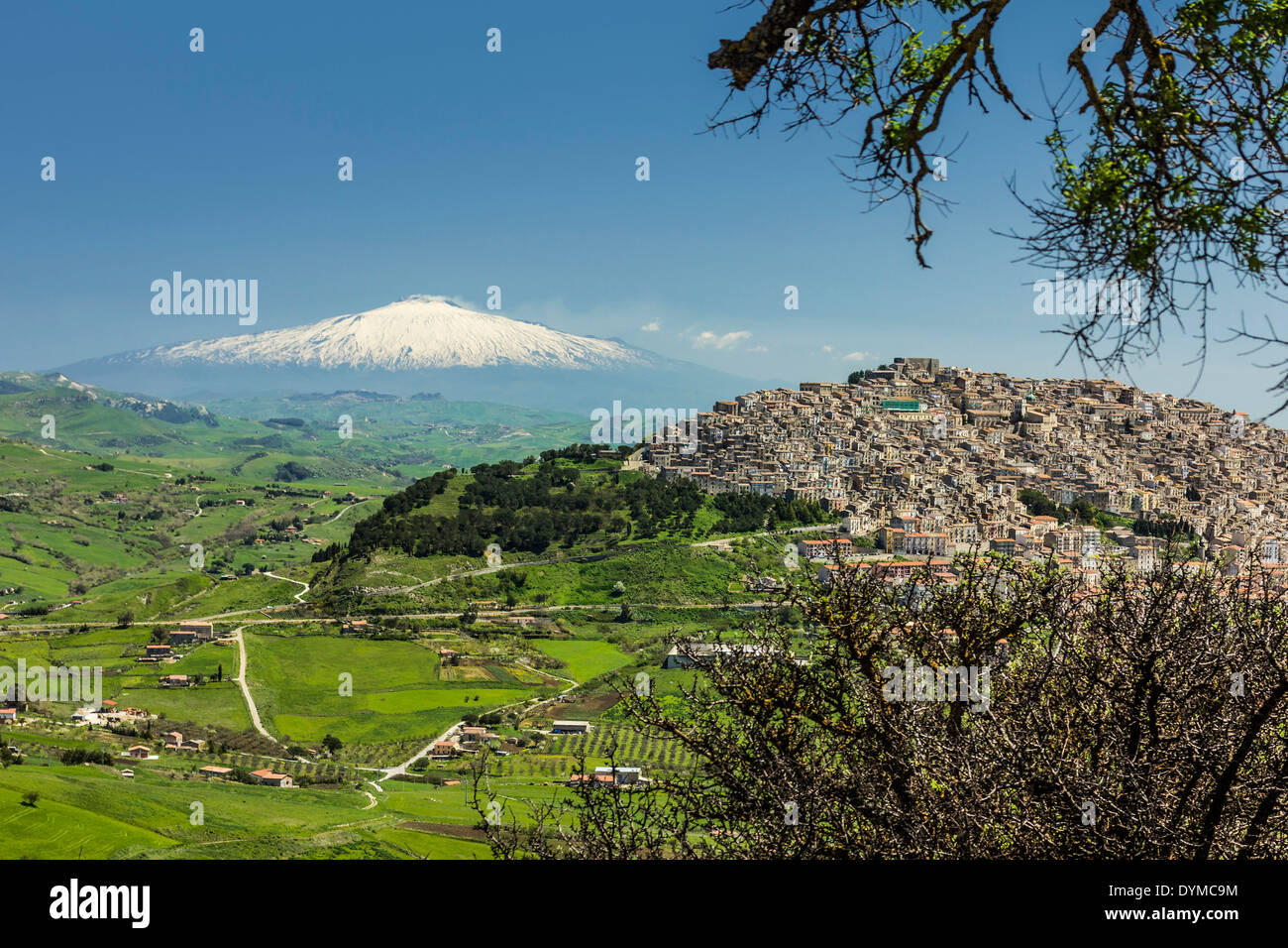 Hill town avec fond de volcan Etna enneigé ; Gangi était une mafia nom ; Gangi, Province de Palerme, Sicile, Italie Banque D'Images