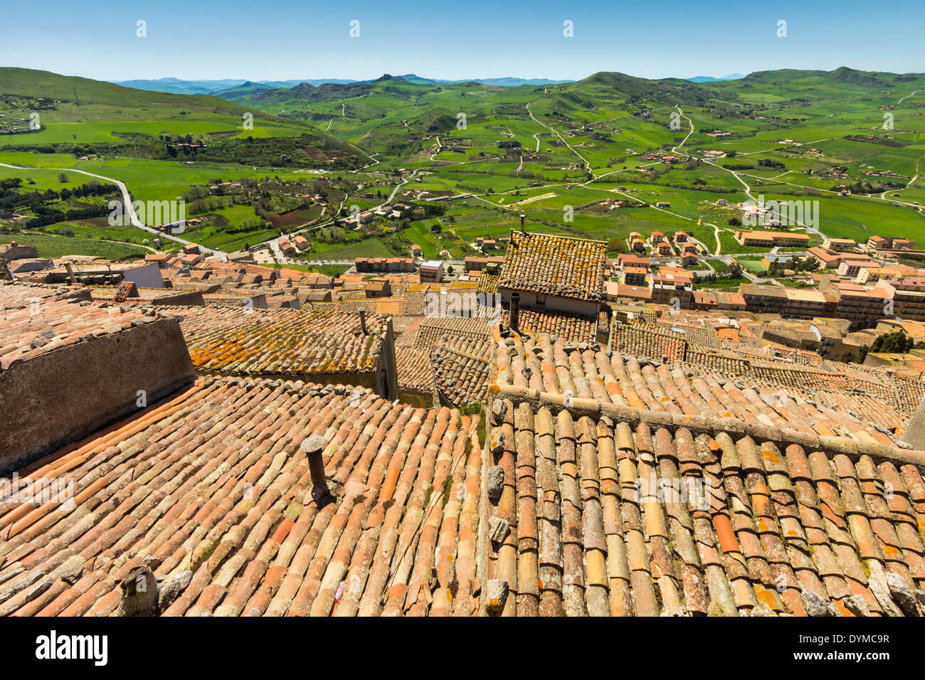 Sol carrelé toits à cette colline de la ville centrale au printemps. Gangi était une mafia nom ; Gangi, Province de Palerme, Sicile, Italie Banque D'Images
