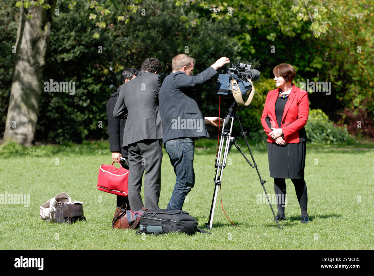 Londres, Angleterre, Royaume-Uni. Homme politique d'être interviewé pour la télévision à Victoria Tower Gardens par les Chambres du Parlement Banque D'Images