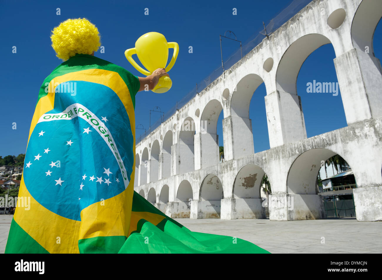 Dans l'homme drapeau Brésil holding trophy sur Arcos da Lapa Arches Rio de Janeiro Brésil Banque D'Images