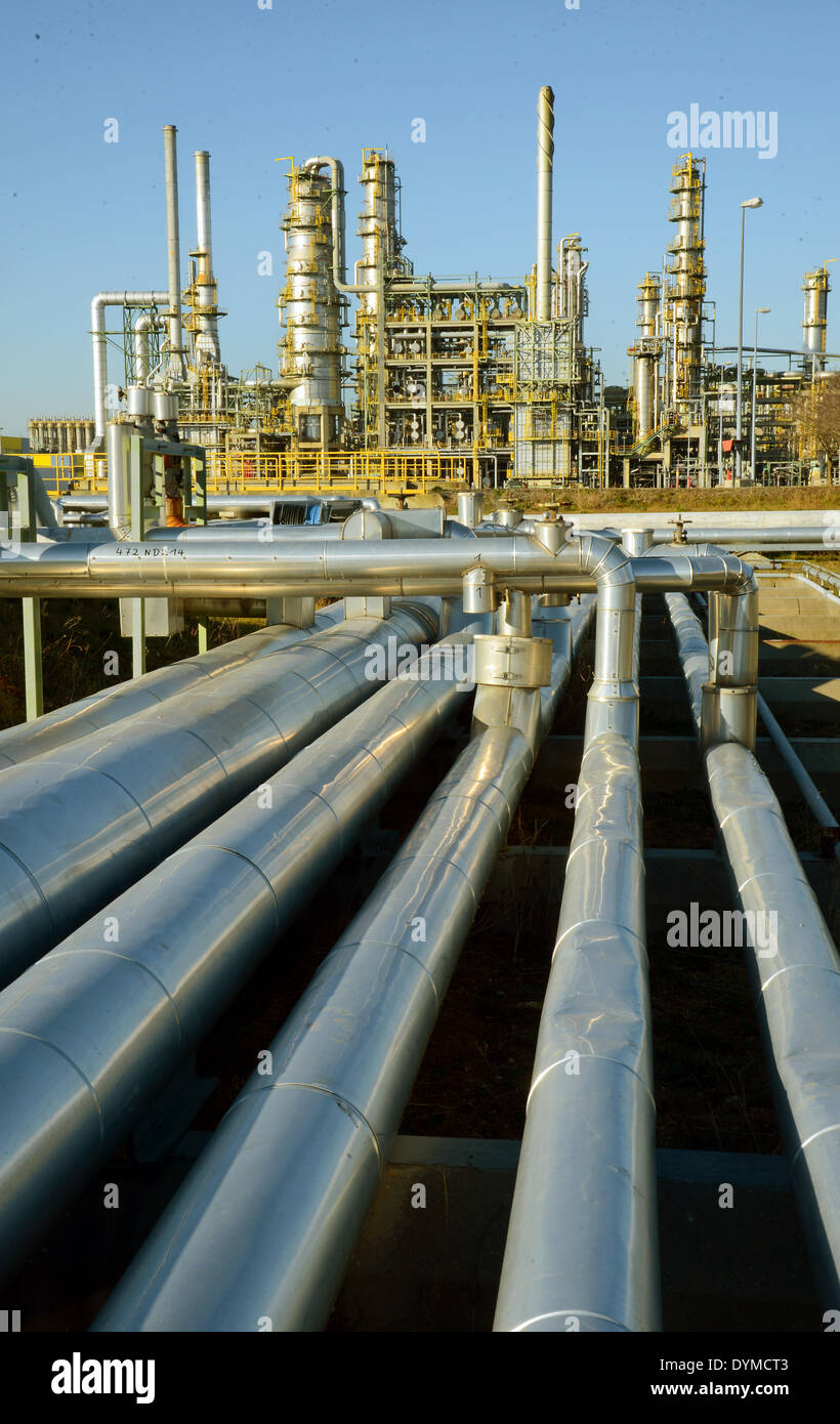 Voir des tuyaux qui transportent le pétrole brut en provenance de Russie à  l'usine de distillation et l'visbreaker 'Total' à la raffinerie de Leuna,  en Allemagne, le 12 mars 2014. Une inspection