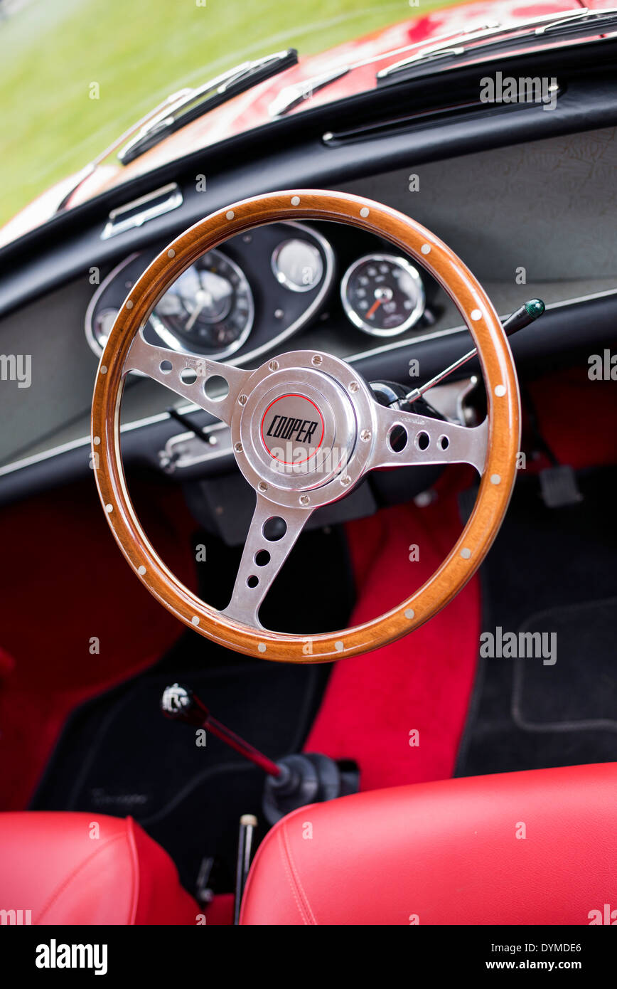 1966 Austin Mini Cooper S Voiture volant. Voiture classique britannique Banque D'Images
