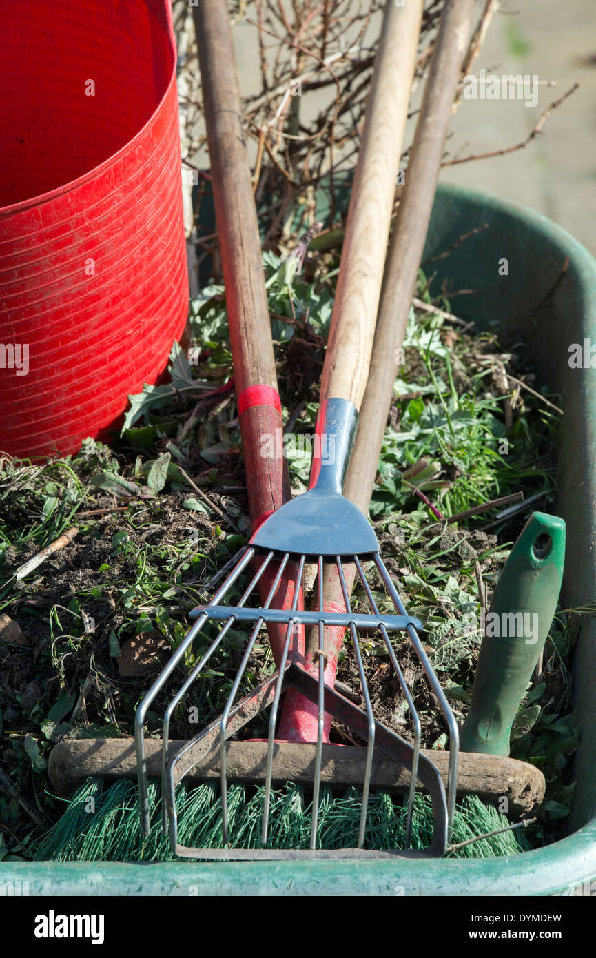 Brouette avec outils de jardin et trug RHS Wisley Gardens, à Surrey, Angleterre Banque D'Images