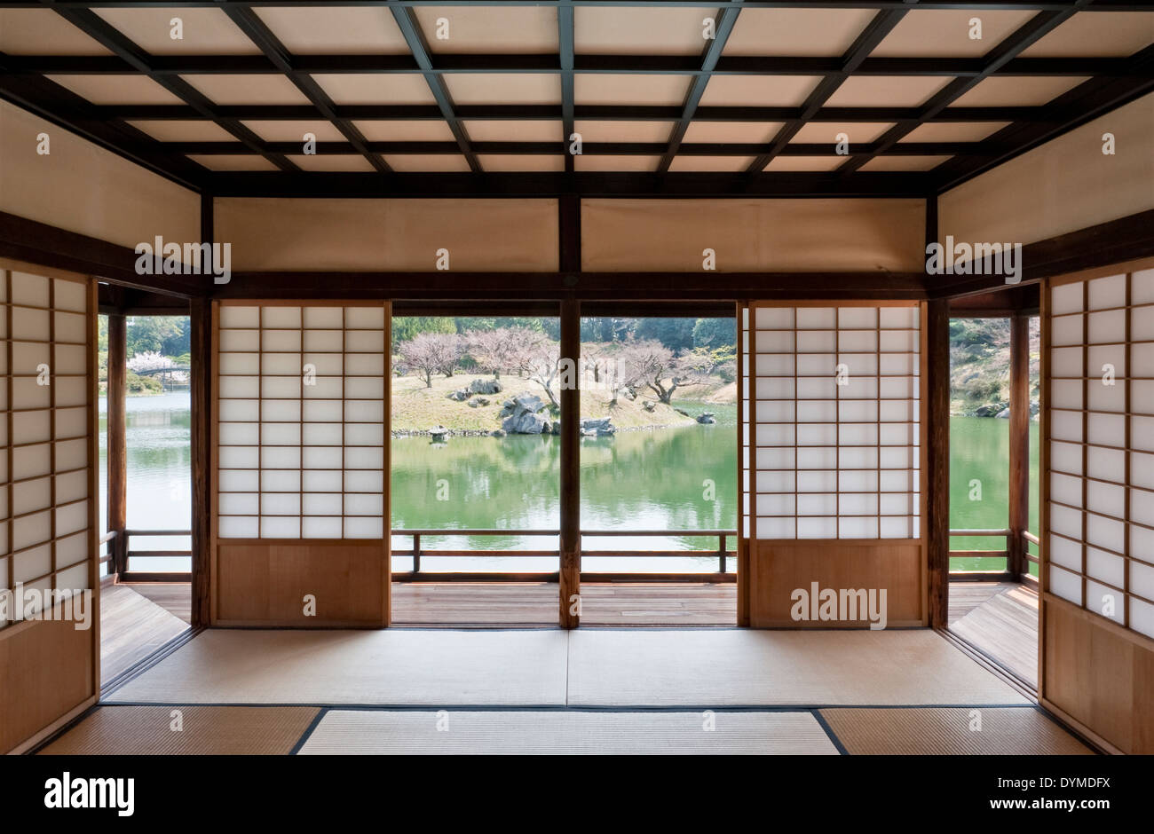 Jardin Ritsurin-koen, le Japon. Écrans coulissantes ou portes (shoji) dans l'intérieur de la maison de thé Kikugetsutei (la lune l'écopage Pavilion) Banque D'Images