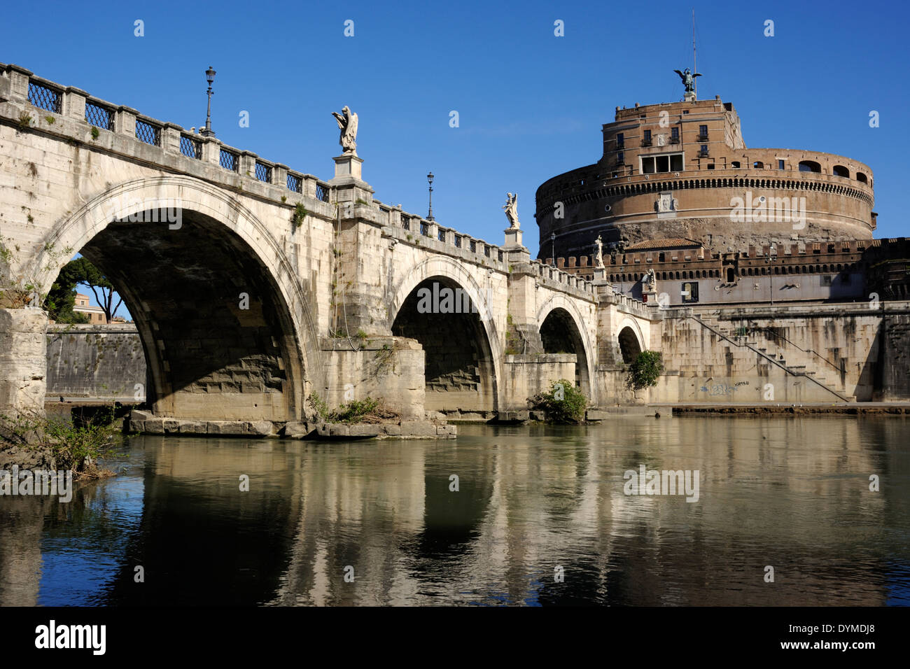 Italie, Rome, Ponte Sant'Angelo Bridge et Castel Sant'Angelo Banque D'Images