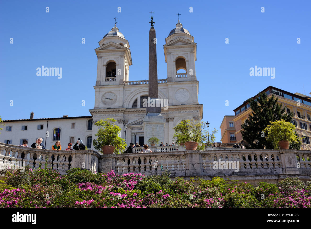 Italie, Rome, église de Trinità dei Monti et marches espagnoles fleuries au printemps Banque D'Images