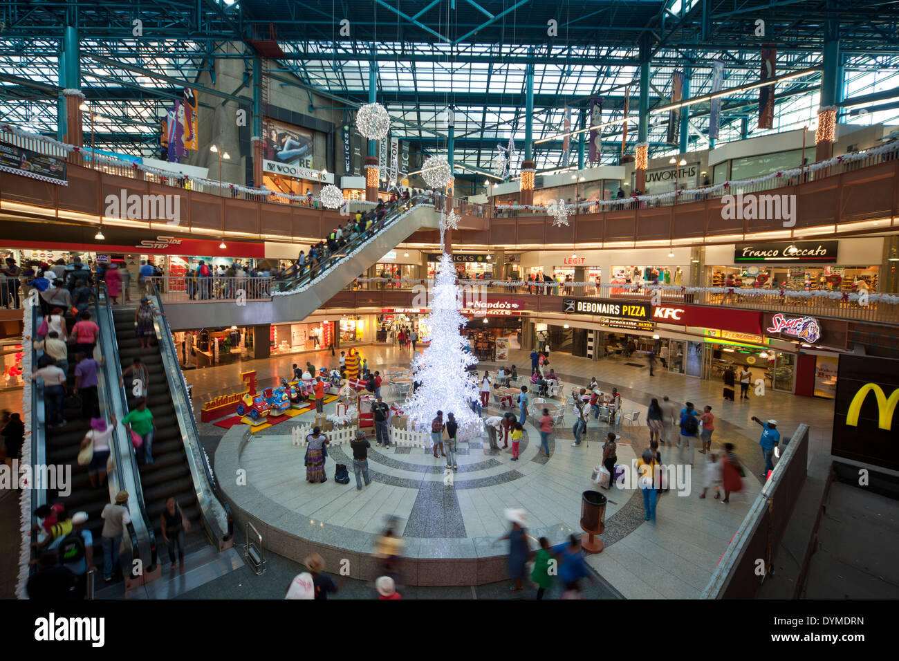 Arbre de Noël dans le centre commercial de Carlton Centre à Johannesburg, Gauteng, Afrique du Sud, l'Afrique Banque D'Images