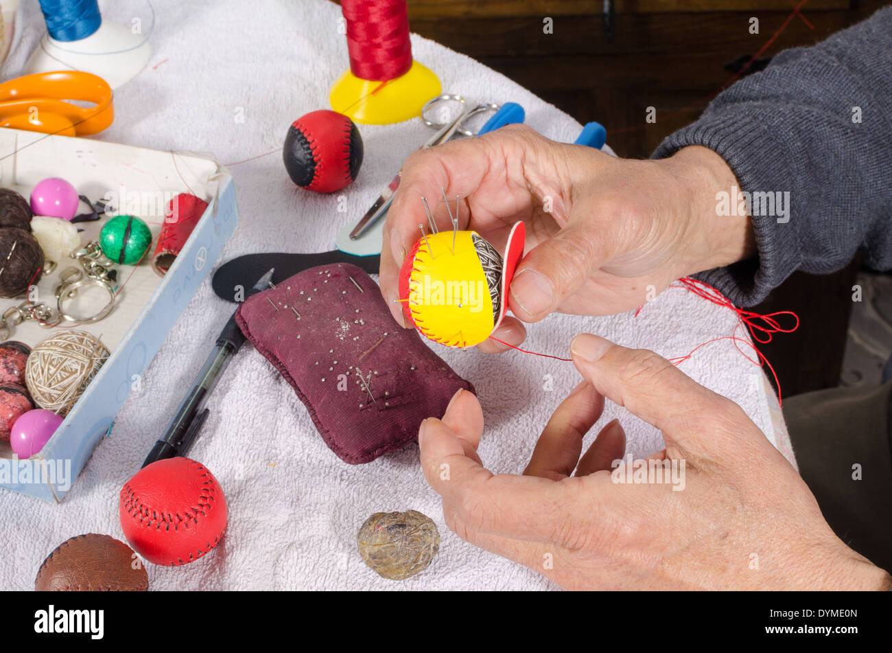 Pelote basque traditionnel de la production aux mains d'un artisan expert Banque D'Images
