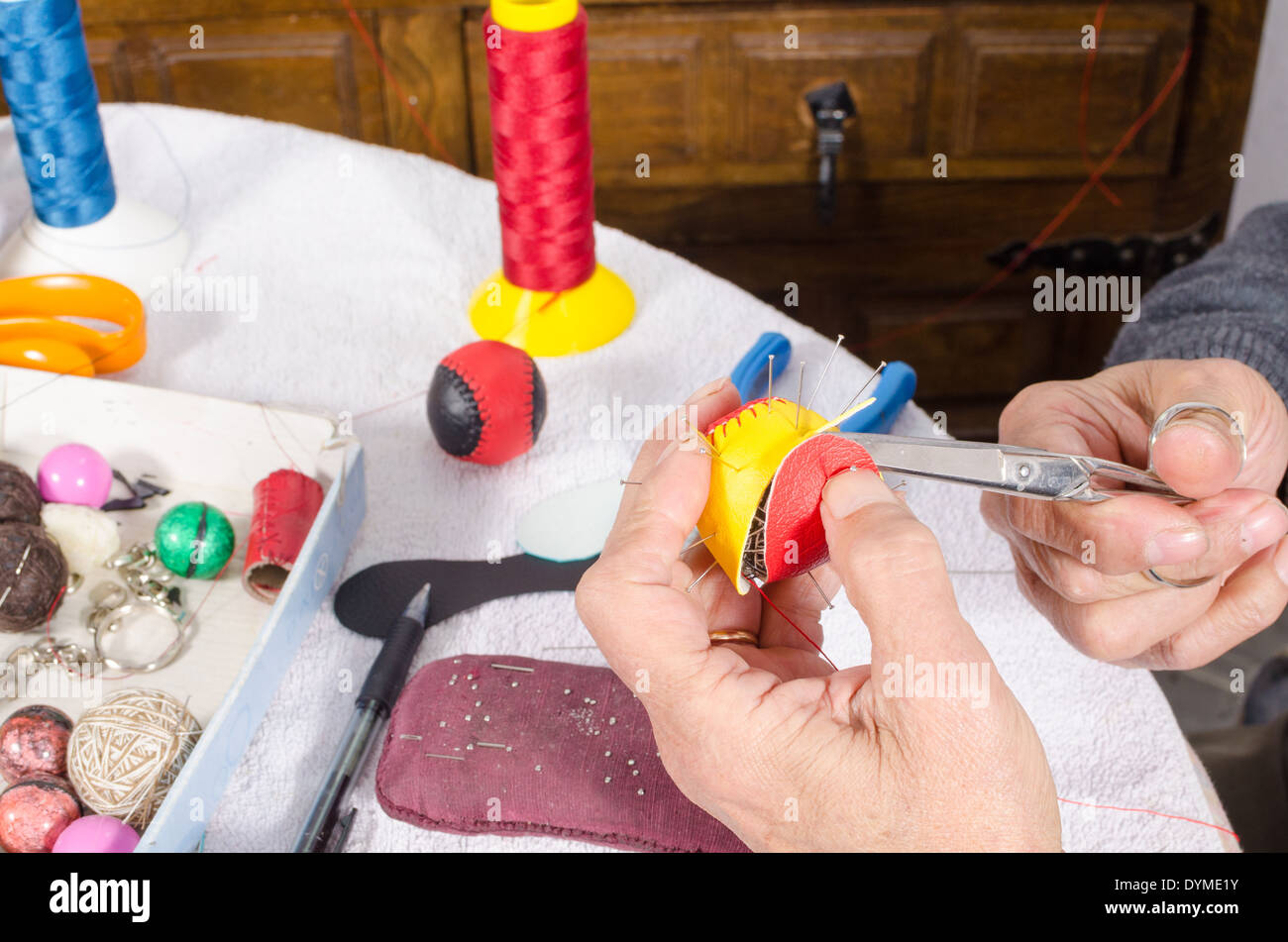 Pelote basque traditionnel de la production aux mains d'un artisan expert Banque D'Images