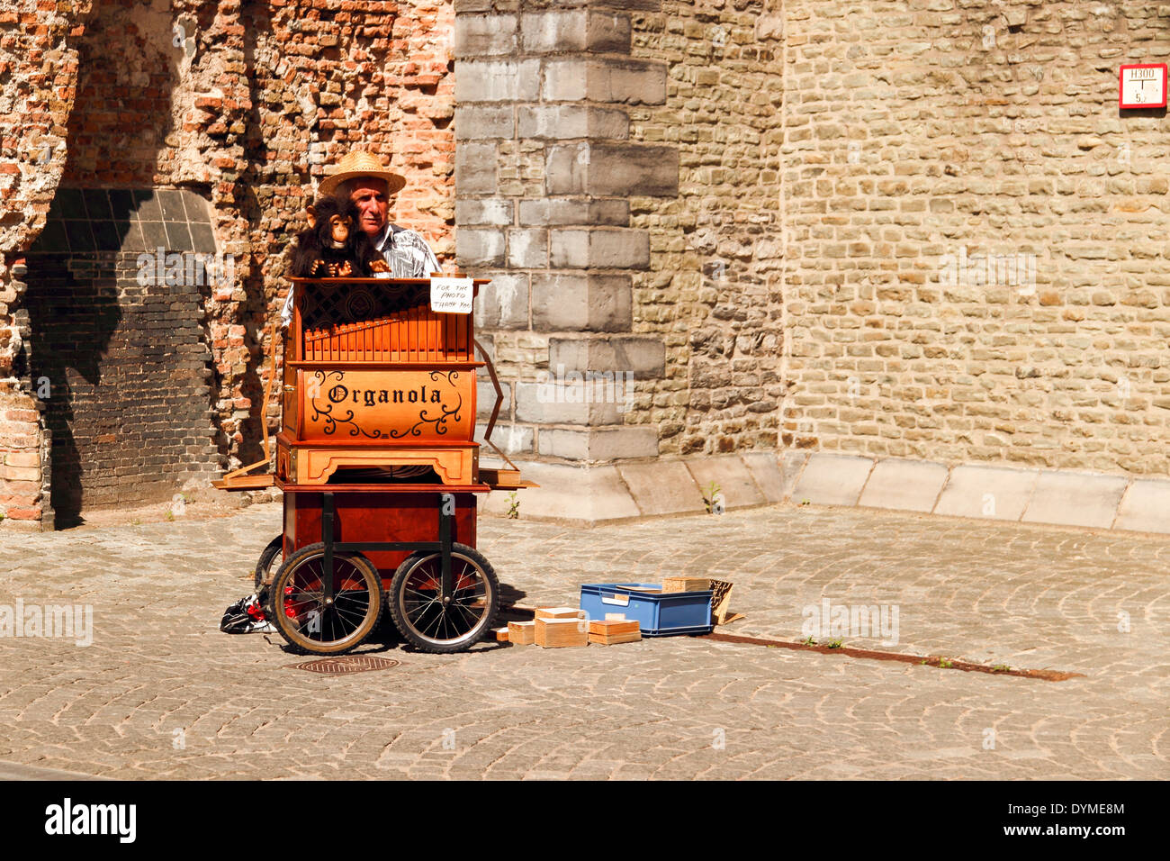 Homme jouant de l'orgue de rue, artiste, musicien ambulant, Bruges, Belgique Banque D'Images