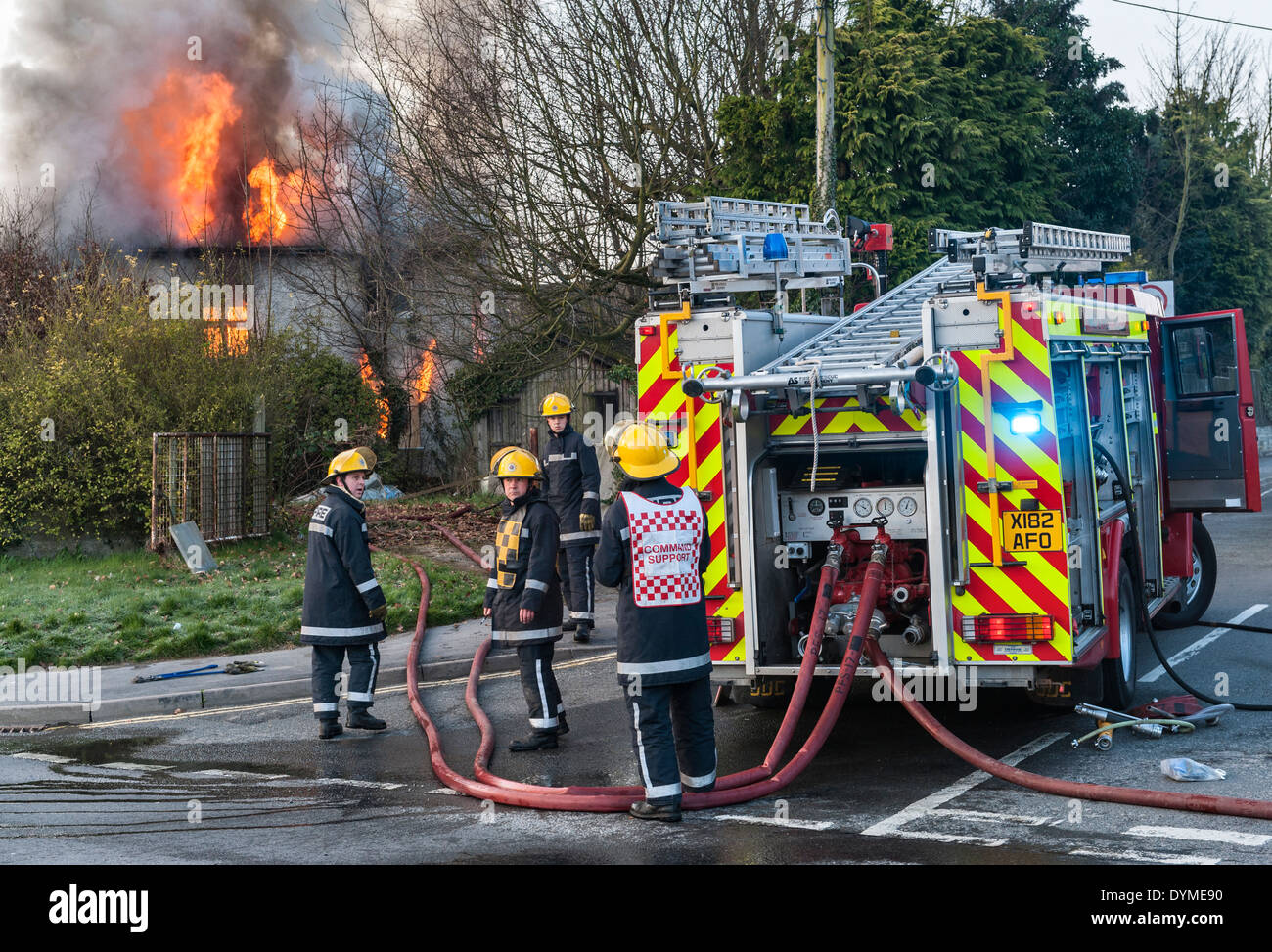 Les pompiers du service incendie gallois assister à un incendie dans une maison abandonnée à Presteigne, Pays de Galles, Royaume-Uni. Banque D'Images