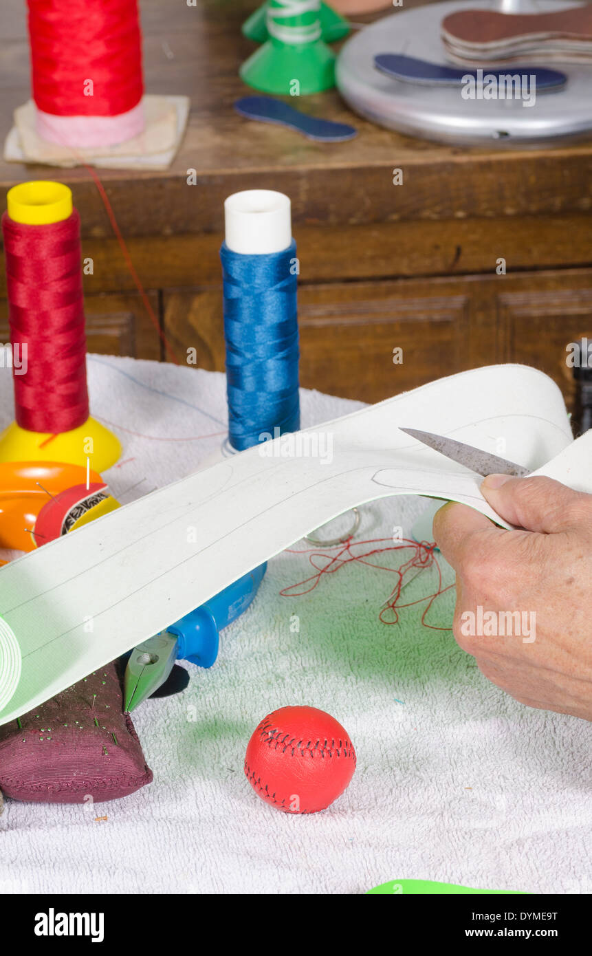 Cuir de coupe à craft sport traditionnel balls Banque D'Images