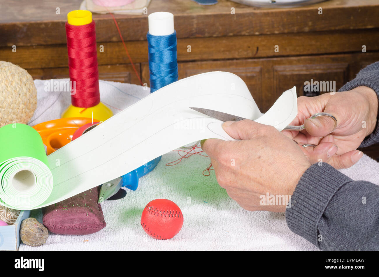 Cuir de coupe à craft sport traditionnel balls Banque D'Images