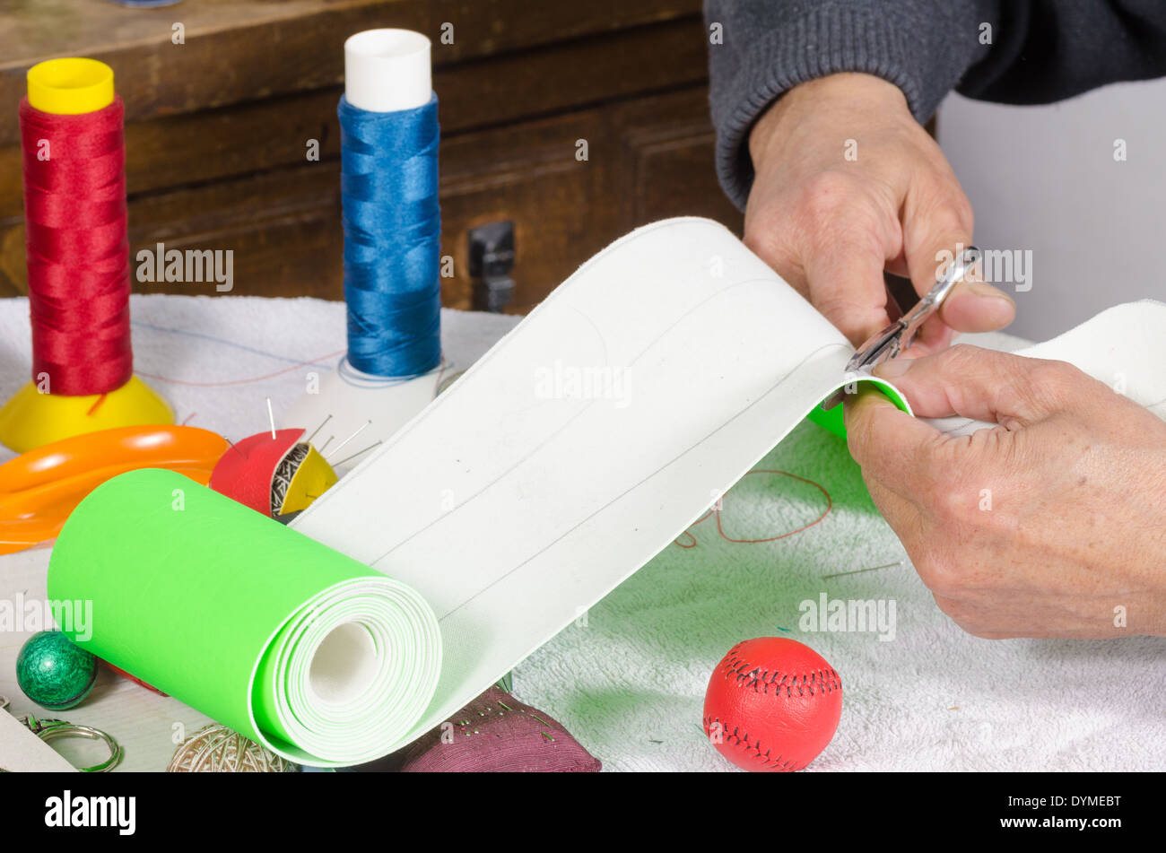 Cuir de coupe à craft sport traditionnel balls Banque D'Images