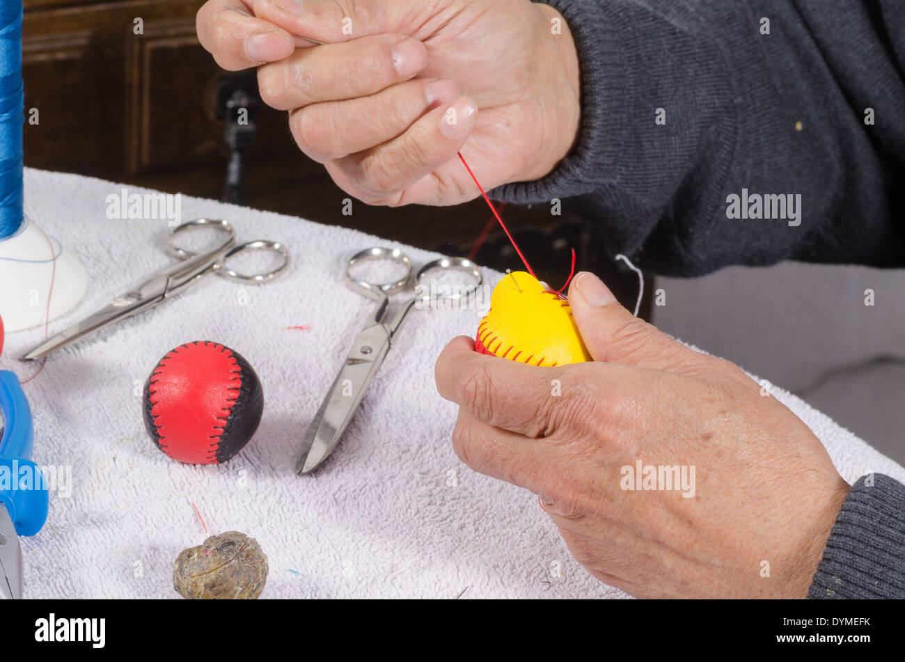 Les mains d'experts traditionnels artisanat sport balls Banque D'Images