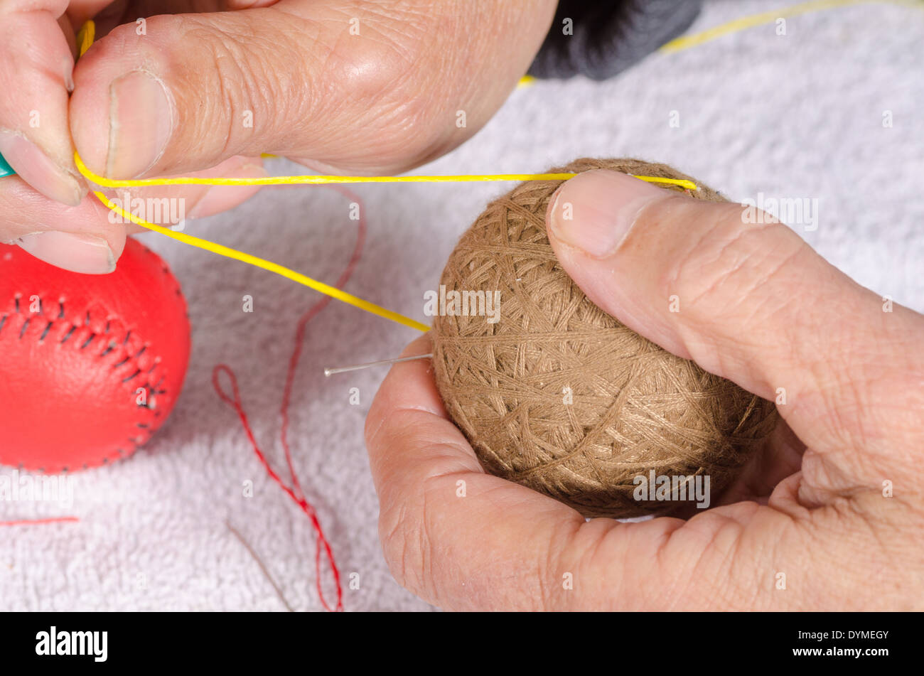 Les mains d'experts traditionnels artisanat sport balls Banque D'Images